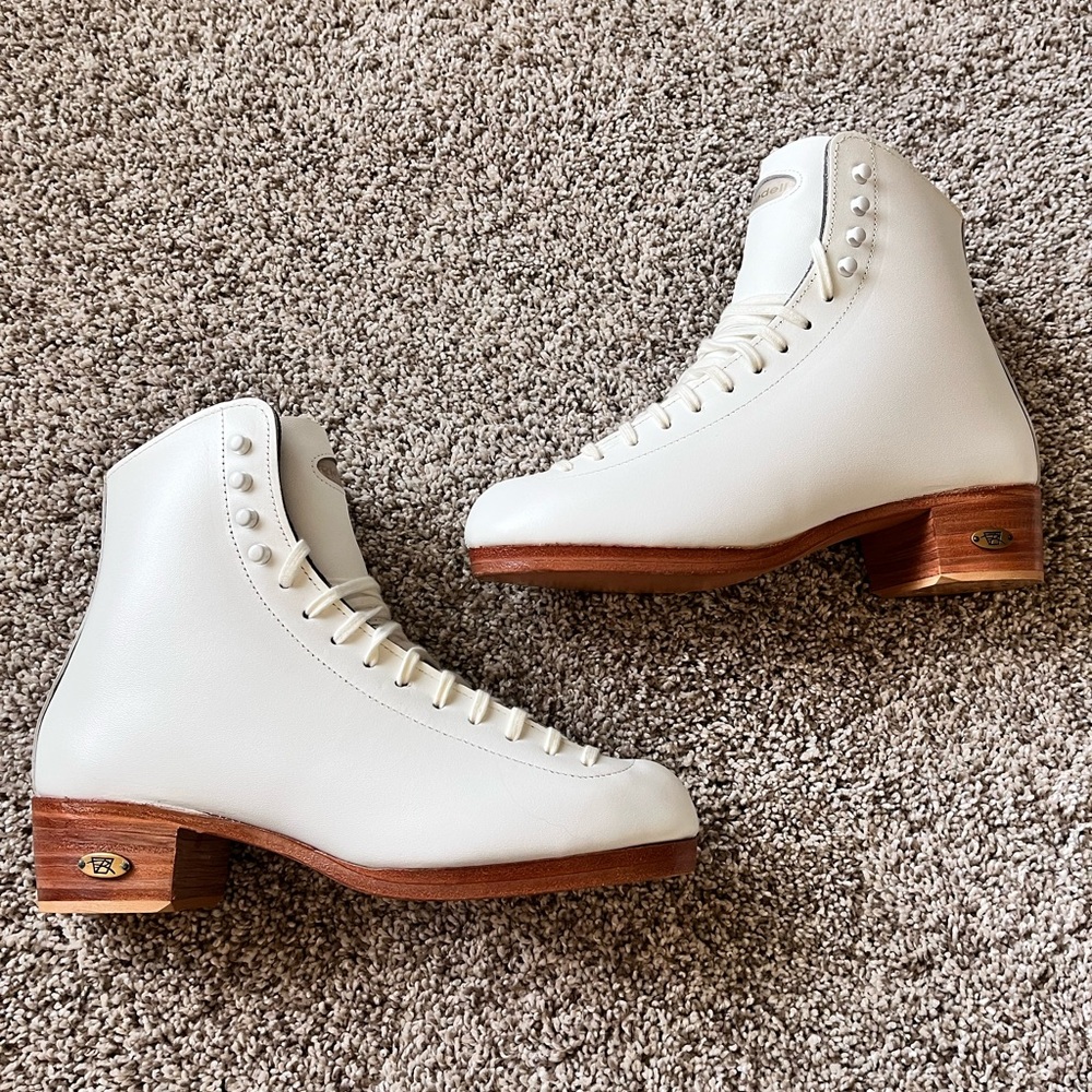 NEW IN BOX Riedell Model 355 Womens
Figure Skate Boots - Size 6